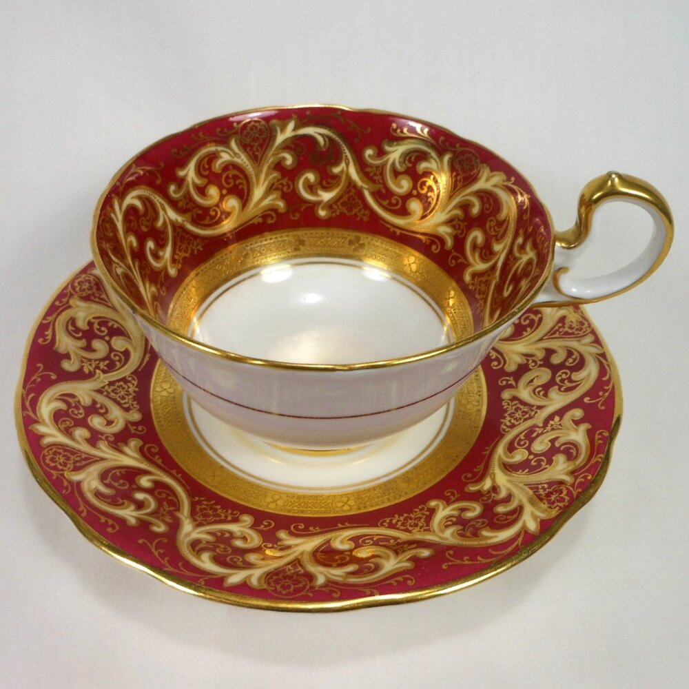 beautiful vintage bone china tea cup & saucer. Aynsley pattern 7280